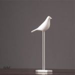 Statue d'oiseau design en résine colorée