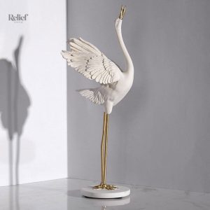 Statue en résine représentant un oiseau échasseur artistique
