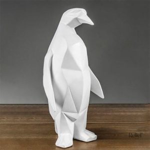 Statue stylisée de pingouin, design origami
