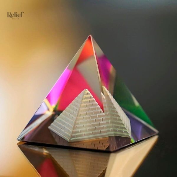 Objet décoratif pyramidal inspiré de l'Égypte ancienne