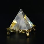 Objet décoratif pyramidal, cristal 6 cm, style égyptien