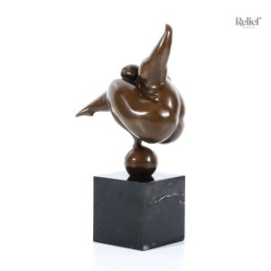 Statue en bronze représentant le style célèbre de Botero
