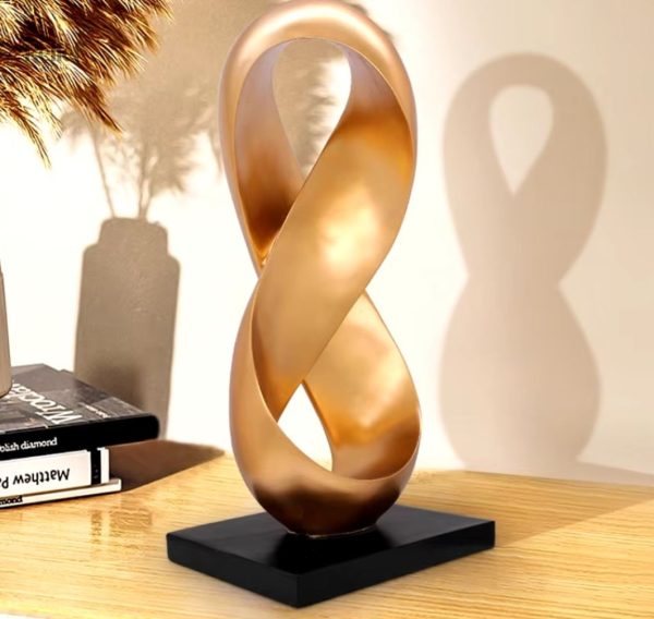 Statue artistique en résine, finition dorée et élégante