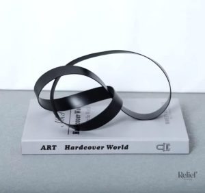 Sculpture abstraite en métal noir 14 cm, design moderne