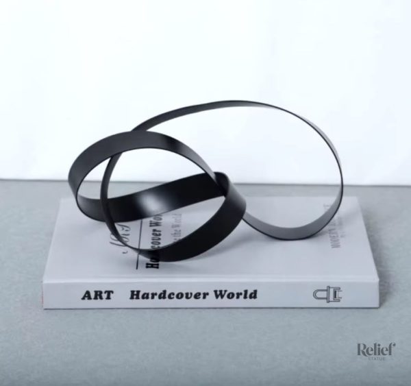 sculpture-abstraite-en-metal-noir-14-cm-1 Sculpture abstraite en métal noir 14 cm, design moderne