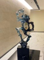 Sculpture abstraite contemporaine en résine bleue
