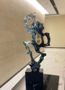 Sculpture abstraite contemporaine en résine bleue