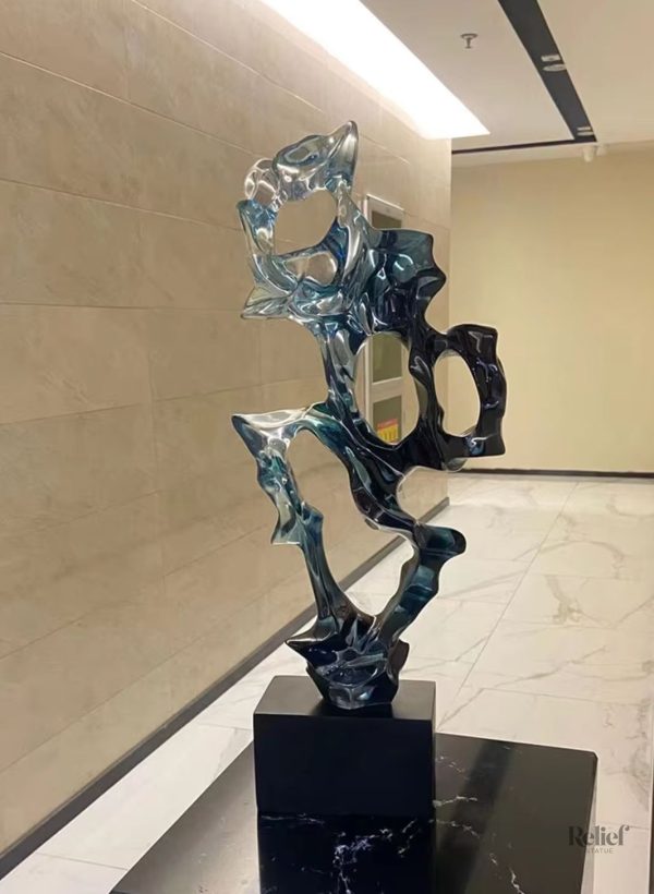 Sculpture abstraite contemporaine en résine bleue
