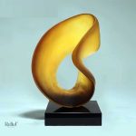 Sculpture géométrique minimale en ambre 50 cm