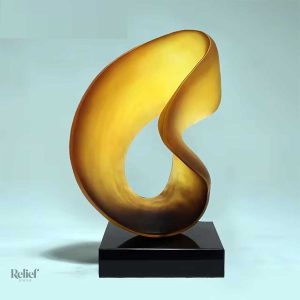 Sculpture géométrique minimale en ambre 50 cm