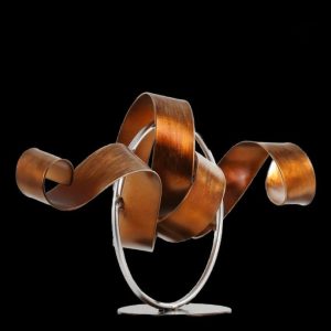 Sculpture en métal aux lignes abstraites