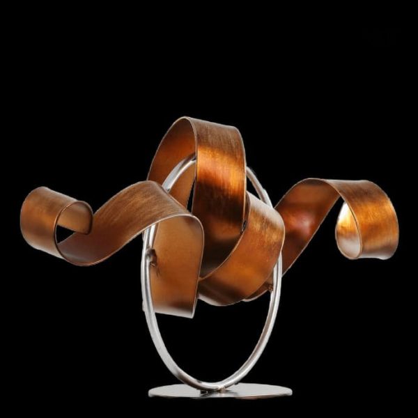 Sculpture en métal aux lignes abstraites