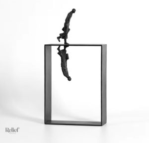 Statue en métal épuré, style moderne, 29 cm de hauteur