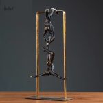 Sculpture d'homme acrobate au design moderne