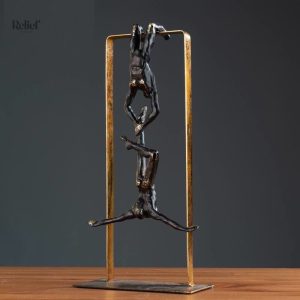 Sculpture d'homme acrobate au design moderne