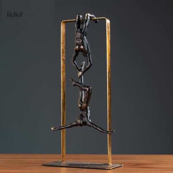 Sculpture d'homme acrobate au design moderne
