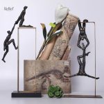 Statue d'acrobate en mouvement pour un style unique