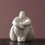 Argile sculpture féminine, design épuré