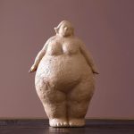 Statue artistique femme nue en argile