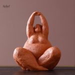 Femme ronde en argile, décoration unique