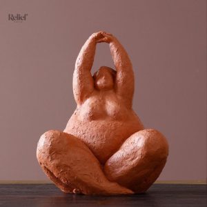 Femme ronde en argile, décoration unique