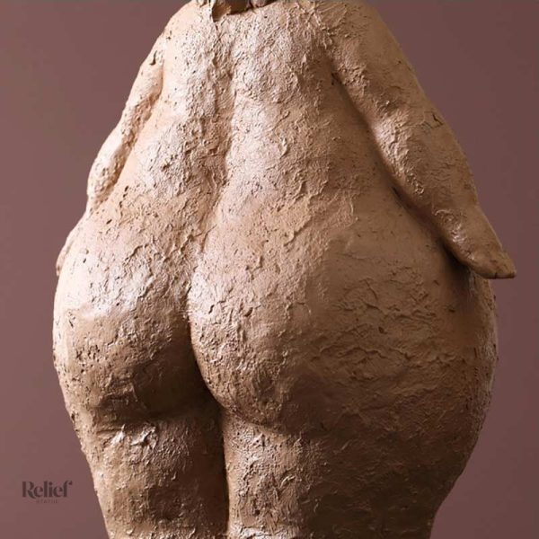 Art en argile, femme nue, expression douce