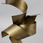 Sculpture contemporaine, finition dorée, accent décoratif