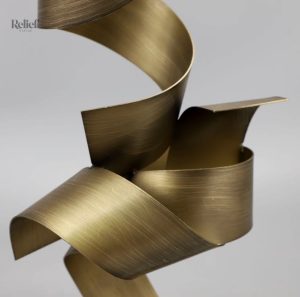 Sculpture contemporaine, finition dorée, accent décoratif