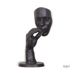 Statue d'homme séduisant, cigare à la main