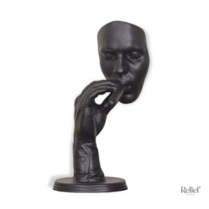 Statue d'homme séduisant, cigare à la main