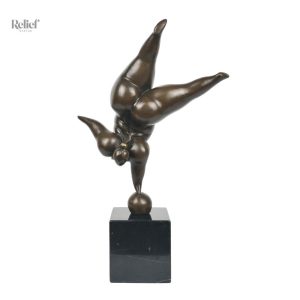 Statue en bronze d'une femme, design unique et moderne
