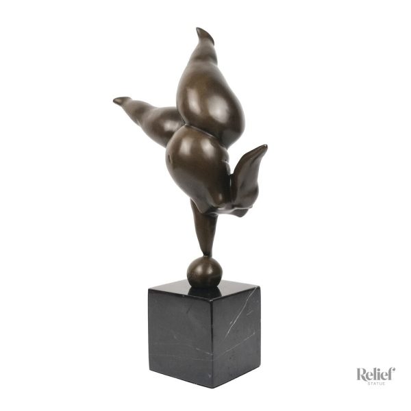 Sculpture Botero, femme en bronze, détails stylisés