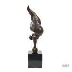 Sculpture artistique en bronze, femme voluptueuse