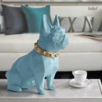 Figurine de bouledogue avec un collier, 25 cm