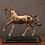 Sculpture de cheval doré au design élégant