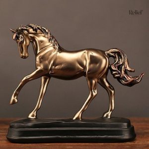 Sculpture de cheval doré au design élégant