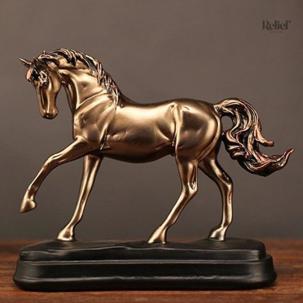 Sculpture de cheval doré au design élégant