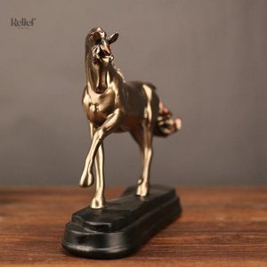 Statue en bronze doré représentant un cheval