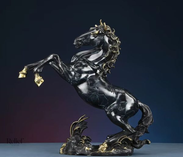Sculpture cheval cabré en laiton effet marbre noir