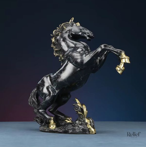 Sculpture en laiton effet marbre noir, cheval dynamique