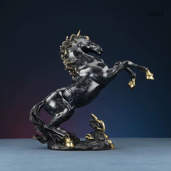 Détail d'une sculpture cheval en laiton, finition marbrée