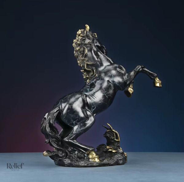 Sculpture en laiton, cheval cabré avec finition noire brillante