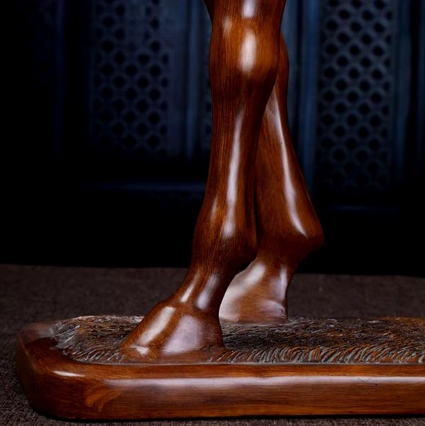 Sculpture cheval design, résine imitation bois