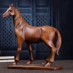 Sculpture cheval en résine imitation bois 36 cm