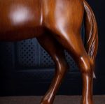 Objet décoratif cheval imitation bois en résine