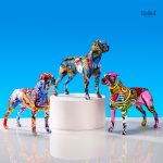 Statue artistique représentant un chien en pop art vibrant