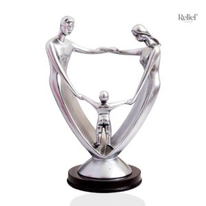 Statue Couple Famille Unie en design élégant et moderne