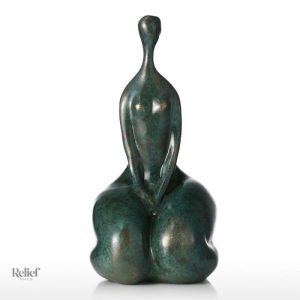 Statue en résine d'une femme ronde, assise, 30 cm
