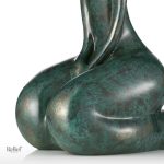 Sculpture contemporaine : femme ronde assise