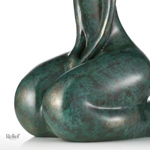 Sculpture contemporaine : femme ronde assise